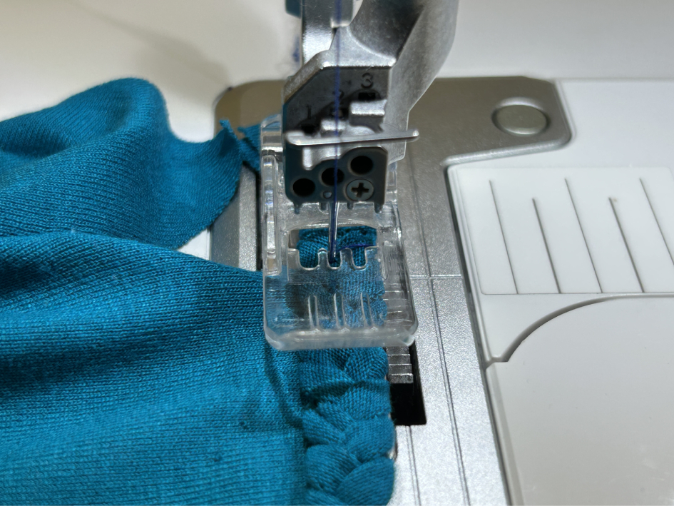 Cop jednoduše přišitý v průkrčníku (7)